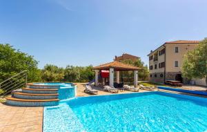 basen z altaną obok budynku w obiekcie Villa With Pool, Jacuzzi, Sauna, Fitness, Playground & Wine Cellar w mieście Gostinjac