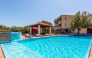 basen z altaną obok budynku w obiekcie Villa With Pool, Jacuzzi, Sauna, Fitness, Playground & Wine Cellar w mieście Gostinjac +37 zdjęć