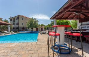 Basen w obiekcie Villa With Pool, Jacuzzi, Sauna, Fitness, Playground & Wine Cellar lub w pobliżu