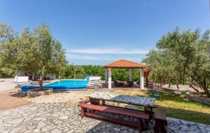 Basen w obiekcie Villa With Pool, Jacuzzi, Sauna, Fitness, Playground & Wine Cellar lub w pobliżu
