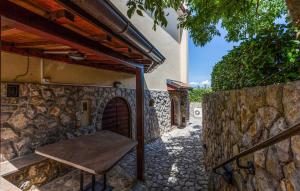 Zdjęcie z galerii obiektu Villa With Pool, Jacuzzi, Sauna, Fitness, Playground & Wine Cellar w mieście Gostinjac