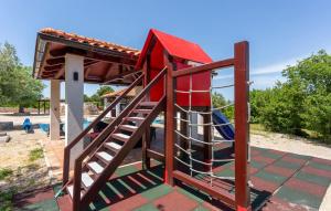 Zdjęcie z galerii obiektu Villa With Pool, Jacuzzi, Sauna, Fitness, Playground & Wine Cellar w mieście Gostinjac