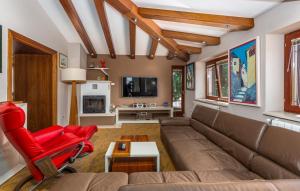 Telewizja i/lub zestaw kina domowego w obiekcie Villa With Pool, Jacuzzi, Sauna, Fitness, Playground & Wine Cellar
