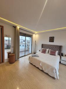 Una cama o camas en una habitación de Charmante villa vue sur la mer 24 fotos más