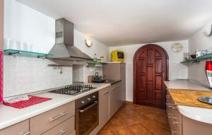 Kuchnia lub aneks kuchenny w obiekcie Villa With Pool, Jacuzzi, Sauna, Fitness, Playground & Wine Cellar