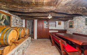 Zdjęcie z galerii obiektu Villa With Pool, Jacuzzi, Sauna, Fitness, Playground & Wine Cellar w mieście Gostinjac