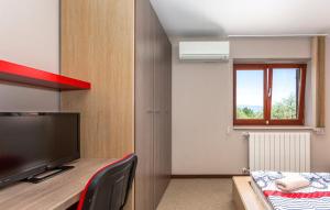 Telewizja i/lub zestaw kina domowego w obiekcie Villa With Pool, Jacuzzi, Sauna, Fitness, Playground & Wine Cellar