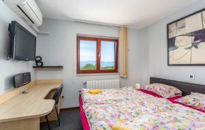 Telewizja i/lub zestaw kina domowego w obiekcie Villa With Pool, Jacuzzi, Sauna, Fitness, Playground & Wine Cellar
