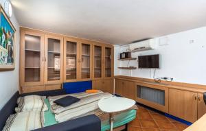 Telewizja i/lub zestaw kina domowego w obiekcie Villa With Pool, Jacuzzi, Sauna, Fitness, Playground & Wine Cellar