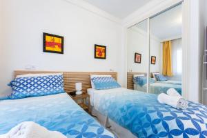 Giường trong phòng chung tại El Mirador de Mijas holiday rental +14 ảnh