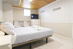 Habitación hospitalaria con cama y TV en ENCANTO CUENCA Espejo Del Rio, en Cuenca