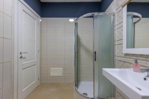 Ένα μπάνιο στο Lux Condo Apartment at Delijorgji +34 φωτογραφίες