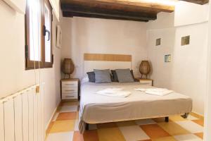 Un dormitorio con una cama con dos lámparas encima. en ENCANTO CUENCA Vista Al Arte, en Cuenca