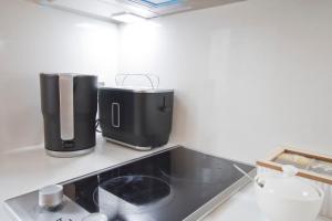 une cuisine avec deux appareils sur un comptoir dans l'établissement Apartament SUNNY Przy Rynku z klimatyzacją i parkingiem, à Kielce 7 autres photos
