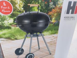 ein Grill, der auf einem Tisch steht in der Unterkunft Old Style in Vukšin Šipak