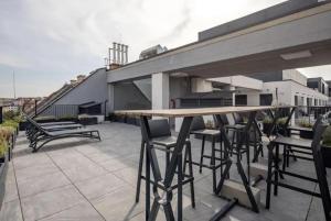 A balcony or terrace at Alice Central Apartment