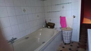 Ένα μπάνιο στο Maison confortable avec jardin - Longny les Villages