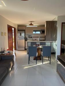 a living room with a couch and a kitchen at Sonhos da Serra - apartamento 201 - A in Bananeiras