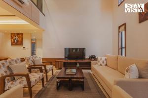 Μια τηλεόραση ή/και κέντρο ψυχαγωγίας στο StayVista at Artful Escape with Lawn