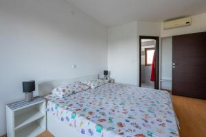 1 dormitorio con 1 cama grande y edredón colorido en Villa Arco, en Svetvinčenat 38 fotos más