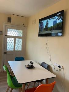 TV a/nebo společenská místnost v ubytování Whitethorn Cottage, Palmfield