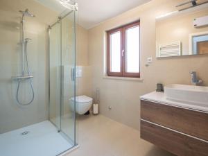 Koupelna v ubytování Holiday Home Aleksandra by Interhome