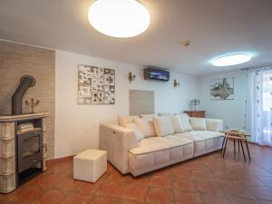 TV a/nebo společenská místnost v ubytování Holiday Home Aleksandra by Interhome
