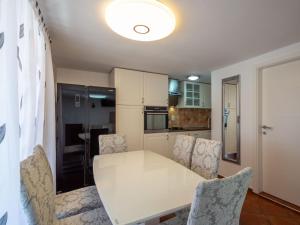 Kuchyň nebo kuchyňský kout v ubytování Holiday Home Aleksandra by Interhome