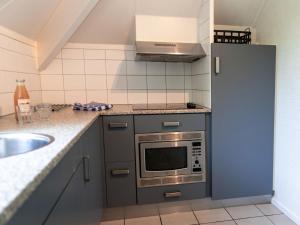 ダルフセンにあるHoliday Home 6-persoons by Interhomeのシンクと冷蔵庫付きのキッチン