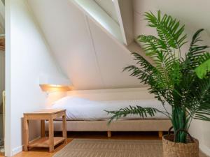 ダルフセンにあるHoliday Home 6-persoons by Interhomeのベッドと鉢植えのある寝室 +16枚の写真