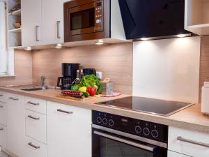 ノルトダイヒにあるHoliday Home Riedehuus by Interhomeの果物や野菜が置かれたカウンターのあるキッチン