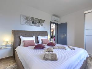 Postel nebo postele na pokoji v ubytování Holiday Home Villa Veli vrt by Interhome