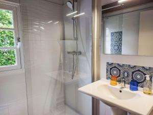 プルエスカにあるHoliday Home Ker Iliav by Interhomeのシャワーと洗面台を備えた白いバスルーム +17枚の写真