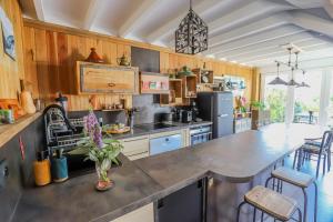 Η κουζίνα ή μικρή κουζίνα στο Lodge Terre de Glisse
