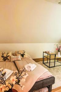 Uma cama ou camas num quarto em Chalet Steirisch Ursprung by Interhome