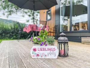 Taman di luar Holiday Home Tiny Haus Panorama by Interhome