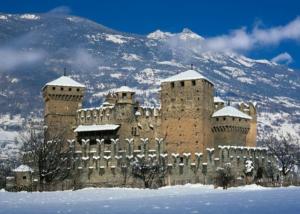 een kasteel in de sneeuw met een berg op de achtergrond bij Hotel Florian in Nus