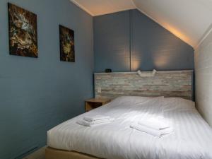a bedroom with a bed with two white towels on it at Holiday Home Buitenplaats Gerner-5 by Interhome in Dalfsen