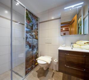 Ein Badezimmer in der Unterkunft Gasthof Maria Kirchental