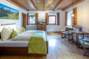Ein Bett oder Betten in einem Zimmer der Unterkunft Gasthof Maria Kirchental