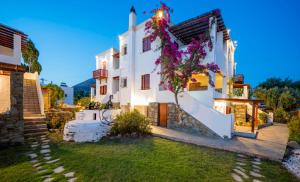 金尼昂里加里斯酒店的白色房子的一侧有鲜花