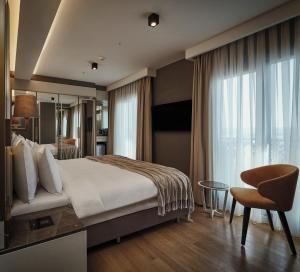 una stanza d'albergo con un letto e una sedia di The Hotels, Galata a Istanbul
