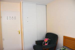 Istumisnurk majutusasutuses Superb flat in recent building with parking lot