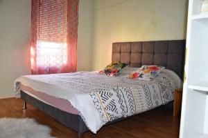 Voodi või voodid majutusasutuse Superb flat in recent building with parking lot toas