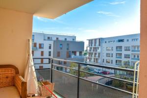 Rõdu või terrass majutusasutuses Superb flat in recent building with parking lot