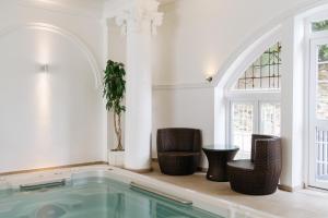 Bazén v ubytování The Headland Hotel & Spa nebo v jeho okolí