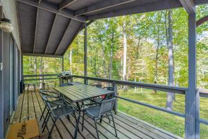 Μπαλκόνι ή βεράντα στο Spacious w Hot Tub, Fire Pit, Deck, Grill and WiFi