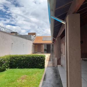 una vista exterior de un edificio con una pasarela en Área de lazer em Brodowski, en Brodósqui