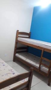 Un par de literas de madera en una habitación. en Área de lazer em Brodowski, en Brodósqui