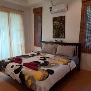 una camera da letto con un letto con due cuscini rossi sopra di Ocean View Villa a Ko Tao